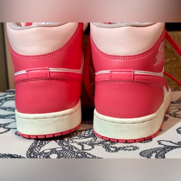 Air Jordan 1 Mid Pink Salt SZ 12 Women Like New - Picture 5 of 9